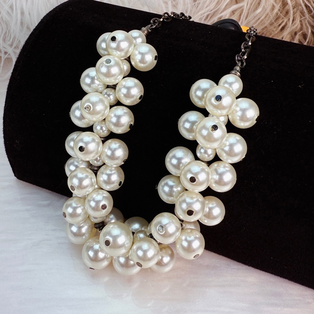 Beautiful weighted, faux, pearl cha-cha costume statement necklace